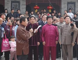 Chen Yu (Mitte) mit Chen Xiaowang (rechts) und Chen Xiaoxing (links), April 2009