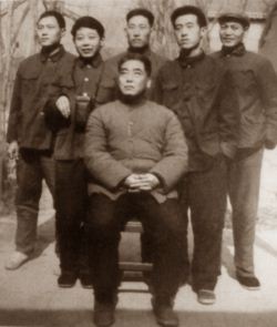 Chen Yu (2. v. l.) und sein Vater Chen Zhaokui (vorne), hinten Chen Zhenglei, Chen Xiaowang u.a. (1974)
